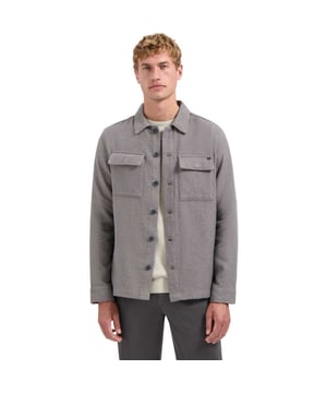 
Dit grijze overshirt van No Excess heeft een rustige, natuurlijke uitstraling dankzij de licht krullige stof die doet denken aan linnen, maar met de draagbaarheid van katoen en polyester. De normale lengte en pasvorm geven je bewegingsvrijheid zonder te overdrijven, waardoor het zowel solo als open over een shirt moeiteloos werkt. De textuur voegt subtiel karakter toe en houdt het geheel interessant, zonder dat het te opzichtig wordt. Draag het op momenten waarop je stijl belangrijker is dan veel poespas, en combineer het met warme tinten of contrasterende basics voor extra diepte. Het materiaal voelt betrouwbaar en blijft netjes zitten tijdens je dag, terwijl de eenvoud van het ontwerp veelzijdigheid biedt.