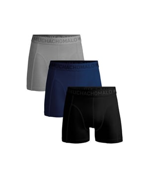 
<p><span>De Muchachomalo 'light cotton' collectie is gemaakt van een lichte katoenen stof. De basic katoenen stof heeft een extra stevige pasvorm, waardoor hij perfect aansluit en zit als een tweede huid. De boxershorts bestaan uit een licht gewicht van 170 gram dat ervoor zorgt dat het wat meer 'ademt'. </span></p>
<p><span>Het lichte katoen zorgt ook voor meer verkoeling, waardoor het een ideale stof is bij warmer weer of onder werk en sportkleding. De boxershorts van licht katoen zijn gemaakt van één paneel, zodat je minder naden hebt wat zorgt voor meer comfort.</span></p> Materiaal: 95% Cotton / 5% Elastane - 170 gram 
Wasinstructies: Wassen op 30 graden,Niet in de droger,Strijken op matig warme stand (2 stippen) Kleur: Blauw,Zwart,Grijs