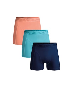 
<p><span>De Muchachomalo 'light cotton' collectie is gemaakt van een lichte katoenen stof. De basic katoenen stof heeft een extra stevige pasvorm, waardoor hij perfect aansluit en zit als een tweede huid. De boxershorts bestaan uit een licht gewicht van 170 gram dat ervoor zorgt dat het wat meer 'ademt'. </span></p>
<p><span>Het lichte katoen zorgt ook voor meer verkoeling, waardoor het een ideale stof is bij warmer weer of onder werk en sportkleding. De boxershorts van licht katoen zijn gemaakt van één paneel, zodat je minder naden hebt wat zorgt voor meer comfort.</span></p> Materiaal: 95% Cotton / 5% Elastane - 170 gram 
Wasinstructies: Wassen op 30 graden,Niet in de droger,Strijken op matig warme stand (2 stippen) Kleur: Blauw,Zwart,Roze