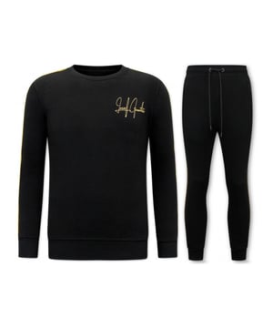 Dit item van LF Amsterdam vind je nu in de uitverkoop in onze LF Amsterdam outlet!
Exclusieve Joggingpak Mannen - Greek Ribbon - Zwart - <p><strong>Specificaties:<br /></strong>- Exclusieve Joggingpak Mannen<br />- Greek Ribbon<br />- Kleur: Zwart<br />- Artikel code: 11-6509Z <br />- Seizoen: Voorjaar / Najaar<br />- Zakken Vest: 2 Steekzakken<br />- Mouwen: Lange Mouw<br />- Zakken broek: 2 Steekzakken<br />- Kwalitatief Hoogwaardige Afwerking<br />- Materiaal: 84% Katoen en 16% Polyester<br />- Weefsel: Dun geweven<br />- Pasvorm: Slim Fit<br />- Pasvorm broek: Slim Fit<br />- Wasvoorschrift: Machinewas 30 graden, Binnenste buiten wassen (Niet in de droger)<br />- Beschikbare maten: S - M - L - XL - XXL </p>
<p><span style="vertical-align: inherit;"><strong><b>Local Fanatic</b></strong>is een jong merk voor modebewuste mannen die aandacht besteden aan kleding en uiterlijk met de Allure en Glamour. Kenmerkend van het merk zijn de zeefdruk- en digitaal prints die gegarandeerd staan voor kwaliteit van vooruitstrevende stoffen in Italiaanse pasvormen.</span></p>