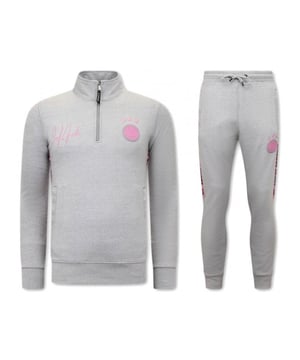 Nu in de sale: dit LF Amsterdam item voor een zeer lage uitverkoopprijs in onze LF Amsterdam outlet!
Heren Joggingspak - Half Zipper, Double Ribbon - Grijs / Roze - <p><strong>Specificaties:<br /></strong>- Heren Joggingspak<br />- Half Zipper, Double Ribbon<br />- Kleur: Grijs / Roze<br />- Artikel code: 11-6516GR <br />- Seizoen: Voorjaar / Najaar<br />- Zakken Vest: 2 Steekzakken<br />- Mouwen: Lange Mouw<br />- Zakken broek: 2 Steekzakken<br />- Kwalitatief Hoogwaardige Afwerking<br />- Materiaal: 84% Katoen en 16% Polyester<br />- Weefsel: Dun geweven<br />- Pasvorm: Slim Fit<br />- Pasvorm broek: Slim Fit<br />- Wasvoorschrift: Machinewas 30 graden, Binnenste buiten wassen (Niet in de droger)<br />- Beschikbare maten: S - M - L - XL - XXL </p>
<p><span style="vertical-align: inherit;"><strong><b>Local Fanatic</b></strong>is een jong merk voor modebewuste mannen die aandacht besteden aan kleding en uiterlijk met de Allure en Glamour. Kenmerkend van het merk zijn de zeefdruk- en digitaal prints die gegarandeerd staan voor kwaliteit van vooruitstrevende stoffen in Italiaanse