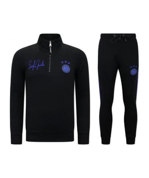 Koop dit LF Amsterdam artikel nu met hoge korting op V&D in de online LF Amsterdam outlet.
Heren Joggingspak - Half Zipper, Double Ribbon - Zwart / Blauw - <p><strong>Specificaties:<br /></strong>- Heren Joggingspak<br />- Half Zipper, Double Ribbon<br />- Kleur: Zwart / Blauw<br />- Artikel code: 11-6516ZB <br />- Seizoen: Voorjaar / Najaar<br />- Zakken Vest: 2 Steekzakken<br />- Mouwen: Lange Mouw<br />- Zakken broek: 2 Steekzakken<br />- Kwalitatief Hoogwaardige Afwerking<br />- Materiaal: 84% Katoen en 16% Polyester<br />- Weefsel: Dun geweven<br />- Pasvorm: Slim Fit<br />- Pasvorm broek: Slim Fit<br />- Wasvoorschrift: Machinewas 30 graden, Binnenste buiten wassen (Niet in de droger)<br />- Beschikbare maten: S - M - L - XL - XXL </p>
<p><span style="vertical-align: inherit;"><strong><b>Local Fanatic</b></strong>is een jong merk voor modebewuste mannen die aandacht besteden aan kleding en uiterlijk met de Allure en Glamour. Kenmerkend van het merk zijn de zeefdruk- en digitaal prints die gegarandeerd staan voor kwaliteit van vooruitstrevende stoffen in Italiaanse