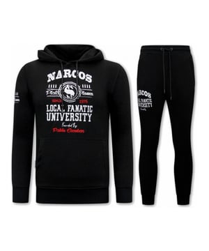 Stijlvol en elegant voor de dag komen doe je met deze topper uit de laatste LF Amsterdam collectie. 
Exclusieve Heren Joggingspak - Narcos University - Zwart - <p><strong>Specificaties:<br /></strong>- Exclusieve Heren Joggingspak<br />- Narcos University<br />- Kleur: Zwart<br />- Artikel code: 11-6464Z<br />- Seizoen: Voorjaar / Najaar<br />- Zakken Vest: 2 Steekzakken<br />- Mouwen: Lange Mouw<br />- Zakken broek: 2 Steekzakken<br />- Kwalitatief Hoogwaardige Afwerking<br />- Materiaal: 84% Katoen en 16% Polyester<br />- Weefsel: Dun geweven<br />- Pasvorm: Slim Fit<br />- Pasvorm broek: Slim Fit<br />- Wasvoorschrift: Machinewas 30 graden, Binnenste buiten wassen (Niet in de droger)<br />- Beschikbare maten: S - M - L - XL - XXL </p>
<p><b>Local Fanatic</b> is een jong merk voor modebewuste mannen die aandacht besteden aan kleding en uiterlijk met de Allure en Glamour. Kenmerkend van het merk zijn de zeefdruk- en digitaal prints die gegarandeerd staan voor kwaliteit van vooruitstrevende stoffen in Italiaanse pasvormen.</p>