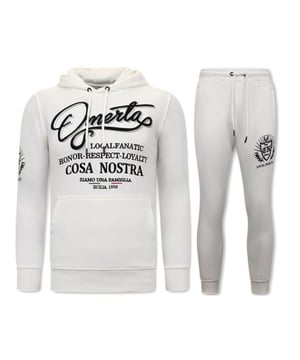Dit artikel van LF Amsterdam koop je nu met hoge korting in de LF Amsterdam outlet op V&D!
Exclusieve Heren Joggingspak - Omerta, Cosa Nostra - Wit - <p><strong>Specificaties:<br /></strong>- Exclusieve Heren Joggingspak<br />- Omerta, Cosa Nostra<br />- Kleur: Wit<br />- Artikel code: 11-6517W<br />- Seizoen: Voorjaar / Najaar<br />- Zakken Vest: 2 Steekzakken<br />- Mouwen: Lange Mouw<br />- Zakken broek: 2 Steekzakken<br />- Kwalitatief Hoogwaardige Afwerking<br />- Materiaal: 84% Katoen en 16% Polyester<br />- Weefsel: Dun geweven<br />- Pasvorm: Slim Fit<br />- Pasvorm broek: Slim Fit<br />- Wasvoorschrift: Machinewas 30 graden, Binnenste buiten wassen (Niet in de droger)<br />- Beschikbare maten: S - M - L - XL - XXL </p>
<p><b>Local Fanatic</b> is een jong merk voor modebewuste mannen die aandacht besteden aan kleding en uiterlijk met de Allure en Glamour. Kenmerkend van het merk zijn de zeefdruk- en digitaal prints die gegarandeerd staan voor kwaliteit van vooruitstrevende stoffen in Italiaanse pasvormen.</p>