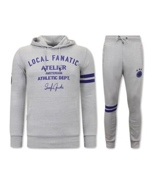 Scoor deze nieuwe outfit van LF Amsterdam nu in de LF Amsterdam sale met hoge korting!
Heren Trainingspak - Athletic Dept. - Grijs / Blauw - <p><strong>Specificaties:<br /></strong>- Heren Trainingspak<br />- Athletic Dept.<br />- Kleur: Grijs / Blauw<br />- Artikel code: 11-6514GB <br />- Seizoen: Voorjaar / Najaar<br />- Zakken Vest: 2 Steekzakken<br />- Mouwen: Lange Mouw<br />- Zakken broek: 2 Steekzakken<br />- Kwalitatief Hoogwaardige Afwerking<br />- Materiaal: 84% Katoen en 16% Polyester<br />- Weefsel: Dun geweven<br />- Pasvorm: Slim Fit<br />- Pasvorm broek: Slim Fit<br />- Wasvoorschrift: Machinewas 30 graden, Binnenste buiten wassen (Niet in de droger)<br />- Beschikbare maten: S - M - L - XL - XXL </p>
<p><span style="vertical-align: inherit;"><strong><b>Local Fanatic</b></strong>is een jong merk voor modebewuste mannen die aandacht besteden aan kleding en uiterlijk met de Allure en Glamour. Kenmerkend van het merk zijn de zeefdruk- en digitaal prints die gegarandeerd staan voor kwaliteit van vooruitstrevende stoffen in Italiaanse pasvormen.</span></p>