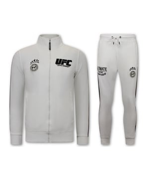  Helemaal bij de tijd met deze musthave van LF Amsterdam   Topkwaliteit zoals je van LF Amsterdam gewend bent  Uit de nieuwste collectie en nu beschikbaar voor jou!
Mannen Joggingspak - UFC Ultimate Championship - Wit - <p><strong>Specificaties:<br /></strong>- Mannen Joggingspak<br />- UFC Ultimate Championship<br />- Kleur: Wit<br />- Artikel code: 11-6523W <br />- Seizoen: Voorjaar / Najaar<br />- Zakken Vest: 2 Steekzakken<br />- Mouwen: Lange Mouw<br />- Zakken broek: 2 Steekzakken<br />- Kwalitatief Hoogwaardige Afwerking<br />- Materiaal: 84% Katoen en 16% Polyester<br />- Weefsel: Dun geweven<br />- Pasvorm: Slim Fit<br />- Pasvorm broek: Slim Fit<br />- Wasvoorschrift: Machinewas 30 graden, Binnenste buiten wassen (Niet in de droger)<br />- Beschikbare maten: S - M - L - XL - XXL </p>
<p><span style="vertical-align: inherit;"><strong><b>Local Fanatic</b></strong>is een jong merk voor modebewuste mannen die aandacht besteden aan kleding en uiterlijk met de Allure en Glamour. Kenmerkend van het merk zijn de zeefdruk- en digitaal prints die gegarandeerd staan voor kwaliteit van vooruitstrevende stoffen in Italiaanse pasvormen.</span></p>