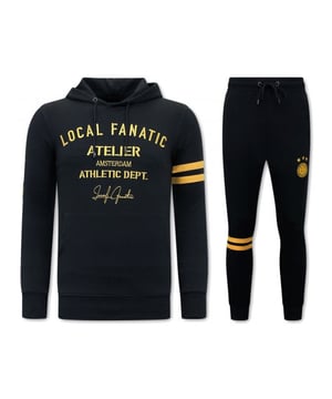 Dit prachtige artikel van LF Amsterdam koop je nu voor een zeer lage uitverkoopprijs in onze LF Amsterdam outlet.
Heren Trainingspak - Athletic Dept. - Blauw / Gold - <p><strong>Specificaties:<br /></strong>- Heren Trainingspak<br />- Athletic Dept.<br />- Kleur: Blauw / Gold<br />- Artikel code: 11-6514BG <br />- Seizoen: Voorjaar / Najaar<br />- Zakken Vest: 2 Steekzakken<br />- Mouwen: Lange Mouw<br />- Zakken broek: 2 Steekzakken<br />- Kwalitatief Hoogwaardige Afwerking<br />- Materiaal: 84% Katoen en 16% Polyester<br />- Weefsel: Dun geweven<br />- Pasvorm: Slim Fit<br />- Pasvorm broek: Slim Fit<br />- Wasvoorschrift: Machinewas 30 graden, Binnenste buiten wassen (Niet in de droger)<br />- Beschikbare maten: S - M - L - XL - XXL </p>
<p><span style="vertical-align: inherit;"><strong><b>Local Fanatic</b></strong>is een jong merk voor modebewuste mannen die aandacht besteden aan kleding en uiterlijk met de Allure en Glamour. Kenmerkend van het merk zijn de zeefdruk- en digitaal prints die gegarandeerd staan voor kwaliteit van vooruitstrevende stoffen in Italiaanse pasvormen.</span></p>