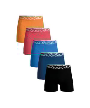 
<p><span>De Muchachomalo 'light cotton' collectie is gemaakt van een lichte katoenen stof. De basic katoenen stof heeft een extra stevige pasvorm, waardoor hij perfect aansluit en zit als een tweede huid. De boxershorts bestaan uit een licht gewicht van 170 gram dat ervoor zorgt dat het wat meer 'ademt'. </span></p>
<p><span>Het lichte katoen zorgt ook voor meer verkoeling, waardoor het een ideale stof is bij warmer weer of onder werk en sportkleding. De boxershorts van licht katoen zijn gemaakt van één paneel, zodat je minder naden hebt wat zorgt voor meer comfort.</span></p>
<!----> Materiaal: 95% Cotton/5% Elastane - 170 gram 
Wasinstructies: type:root,children:type:list,listchildren:Wassen op 30 graden,Niet in de droger,Strijken op matig warme stand (2 stippen) Kleur: Zwart,Blauw,Rood,Oranje