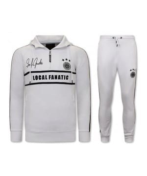 Het is Local Fanatic sale op V&D. Dit item nu met hoge korting in de Local Fanatic outlet!
Heren Trainingspak - Double Line Signed - Wit / Zwart - <p><strong>Specificaties:<br /></strong>- Heren Trainingspak<br />- Double Line Signed<br />- Kleur: Wit / Zwart<br />- Artikel code: 11-6515WZ <br />- Seizoen: Voorjaar / Najaar<br />- Zakken Vest: 2 Steekzakken<br />- Mouwen: Lange Mouw<br />- Zakken broek: 2 Steekzakken<br />- Kwalitatief Hoogwaardige Afwerking<br />- Materiaal: 84% Katoen en 16% Polyester<br />- Weefsel: Dun geweven<br />- Pasvorm: Slim Fit<br />- Pasvorm broek: Slim Fit<br />- Wasvoorschrift: Machinewas 30 graden, Binnenste buiten wassen (Niet in de droger)<br />- Beschikbare maten: S - M - L - XL - XXL </p>
<p><span style="vertical-align: inherit;"><strong><b>Local Fanatic</b></strong>is een jong merk voor modebewuste mannen die aandacht besteden aan kleding en uiterlijk met de Allure en Glamour. Kenmerkend van het merk zijn de zeefdruk- en digitaal prints die gegarandeerd staan voor kwaliteit van vooruitstrevende stoffen in Italiaanse pasvormen.</span></p>