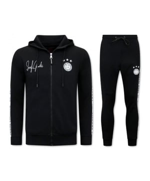 De laatste maten van dit topitem uit onze LF Amsterdam outlet, scoor je met een flinke korting. Het is altijd LF Amsterdam sale in de Herenkleding Outlet outlet op V&D.
Mannen Trainingspak - Hooded Ribbon - Zwart / Wit - <p><strong>Specificaties:<br /></strong>- Mannen Trainingspak<br />- Hooded Ribbon<br />- Kleur: Zwart / Wit<br />- Artikel code: 11-6513ZW <br />- Seizoen: Voorjaar / Najaar<br />- Zakken Vest: 2 Steekzakken<br />- Mouwen: Lange Mouw<br />- Zakken broek: 2 Steekzakken<br />- Kwalitatief Hoogwaardige Afwerking<br />- Materiaal: 84% Katoen en 16% Polyester<br />- Weefsel: Dun geweven<br />- Pasvorm: Slim Fit<br />- Pasvorm broek: Slim Fit<br />- Wasvoorschrift: Machinewas 30 graden, Binnenste buiten wassen (Niet in de droger)<br />- Beschikbare maten: S - M - L - XL - XXL </p>
<p><span style="vertical-align: inherit;"><strong><b>Local Fanatic</b></strong>is een jong merk voor modebewuste mannen die aandacht besteden aan kleding en uiterlijk met de Allure en Glamour. Kenmerkend van het merk zijn de zeefdruk- en digitaal prints die gegarandeerd staan voor kwaliteit van vooruitstrevende stoffen in Italiaanse pasvormen.</span></p>