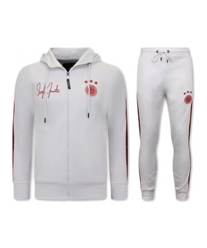 Scoor dit prachtige LF Amsterdam item nu in de uitverkoop in de LF Amsterdam outlet op V&D.
Mannen Trainingspak - Hooded Ribbon - Wit / Rood - <p><strong>Specificaties:<br /></strong>- Mannen Trainingspak<br />- Hooded Ribbon<br />- Kleur: Wit / Rood<br />- Artikel code: 11-6513WR <br />- Seizoen: Voorjaar / Najaar<br />- Zakken Vest: 2 Steekzakken<br />- Mouwen: Lange Mouw<br />- Zakken broek: 2 Steekzakken<br />- Kwalitatief Hoogwaardige Afwerking<br />- Materiaal: 84% Katoen en 16% Polyester<br />- Weefsel: Dun geweven<br />- Pasvorm: Slim Fit<br />- Pasvorm broek: Slim Fit<br />- Wasvoorschrift: Machinewas 30 graden, Binnenste buiten wassen (Niet in de droger)<br />- Beschikbare maten: S - M - L - XL - XXL </p>
<p><span style="vertical-align: inherit;"><strong><b>Local Fanatic</b></strong>is een jong merk voor modebewuste mannen die aandacht besteden aan kleding en uiterlijk met de Allure en Glamour. Kenmerkend van het merk zijn de zeefdruk- en digitaal prints die gegarandeerd staan voor kwaliteit van vooruitstrevende stoffen in Italiaanse pasvormen.</span></p>