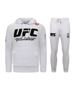 De laatste maten van dit topitem uit onze LF Amsterdam outlet, scoor je met een flinke korting. Het is altijd LF Amsterdam sale in de Herenkleding Outlet outlet op V&D.
Exclusieve Heren Trainingspak - UFC Championship - Wit - <p><strong>Specificaties:<br /></strong>- Exclusieve Heren Trainingspak<br />- UFC Championship<br />- Kleur: Wit<br />- Artikel code: 11-6525W<br />- Seizoen: Voorjaar / Najaar<br />- Zakken Vest: 2 Steekzakken<br />- Mouwen: Lange Mouw<br />- Zakken broek: 2 Steekzakken<br />- Kwalitatief Hoogwaardige Afwerking<br />- Materiaal: 84% Katoen en 16% Polyester<br />- Weefsel: Dun geweven<br />- Pasvorm: Slim Fit<br />- Pasvorm broek: Slim Fit<br />- Wasvoorschrift: Machinewas 30 graden, Binnenste buiten wassen (Niet in de droger)<br />- Beschikbare maten: S - M - L - XL - XXL </p>
<p><b>Local Fanatic</b> is een jong merk voor modebewuste mannen die aandacht besteden aan kleding en uiterlijk met de Allure en Glamour. Kenmerkend van het merk zijn de zeefdruk- en digitaal prints die gegarandeerd staan voor kwaliteit van vooruitstrevende stoffen in Italiaanse pasvormen.</p>