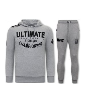 Wil jij helemaal van deze tijd zijn? Scoor dan deze topper uit de nieuwste collectie van LF Amsterdam bij V&D!
Exclusieve Heren Trainingspak - Ultimate Fighting Championship - Grijs - <p><strong>Specificaties:<br /></strong>- Exclusieve Heren Trainingspak<br />- Ultimate Fighting Championship<br />- Kleur: Grijs<br />- Artikel code: 11-6524G<br />- Seizoen: Voorjaar / Najaar<br />- Zakken Vest: 2 Steekzakken<br />- Mouwen: Lange Mouw<br />- Zakken broek: 2 Steekzakken<br />- Kwalitatief Hoogwaardige Afwerking<br />- Materiaal: 84% Katoen en 16% Polyester<br />- Weefsel: Dun geweven<br />- Pasvorm: Slim Fit<br />- Pasvorm broek: Slim Fit<br />- Wasvoorschrift: Machinewas 30 graden, Binnenste buiten wassen (Niet in de droger)<br />- Beschikbare maten: S - M - L - XL - XXL </p>
<p><b>Local Fanatic</b> is een jong merk voor modebewuste mannen die aandacht besteden aan kleding en uiterlijk met de Allure en Glamour. Kenmerkend van het merk zijn de zeefdruk- en digitaal prints die gegarandeerd staan voor kwaliteit van vooruitstrevende stoffen in Italiaanse pasvormen.</p>