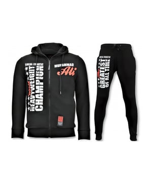 Wauw, met dit topitem uit de nieuwe collectie van Local Fanatic mag je gezien worden!
Exclusieve Heren Joggingpak-  Muhammad Ali Sport Set - Zwart - <p><strong>Specificaties:<br /></strong>- Exclusieve Heren Joggingpak <br />- Muhammad Ali Champion Set<br />- Kleur: Zwart<br />- Artikel code : 11-6243PZ<br />- Seizoen: Voorjaar / Najaar<br />- Zakken Vest: 2 Steekzakken<br />- Mouwen: Lange Mouw<br />- Zakken broek: 2 Steekzakken<br />- Kwalitatief Hoogwaardige Afwerking<br />- Materiaal: 60% Katoen, 40% Polyester<br />- Weefsel: Dun geweven<br />- Pasvorm: Regular Fit<br />- Pasvorm broek: Regular Fit<br />- Wasvoorschrift: Machinewas 30 graden, Binnenste buiten wassen (Niet in de droger)<br />- Beschikbare maten: XS - S - M - L - XL </p>
<p><span style="vertical-align: inherit;"><strong><b>Local Fanatic</b></strong>is een jong merk voor modebewuste mannen die aandacht besteden aan kleding en uiterlijk met de Allure en Glamour. Kenmerkend van het merk zijn de zeefdruk- en digitaal prints die gegarandeerd staan voor kwaliteit van vooruitstrevende stoffen in Italiaanse