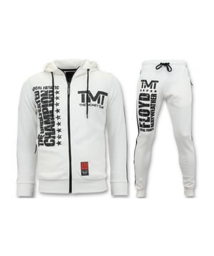 Koop dit Local Fanatic item sterk afgeprijsd in onze Local Fanatic outlet.
Exclusieve Joggingpak Heren - TMT Floyd Mayweather Set - Wit - <p><strong>Specificaties:<br /></strong>- Exclusieve Joggingpak Heren<br />- TMT Floyd Mayweather Set <br />- Kleur:Wit<br />- Artikel code :11-6245-1PW <br />- Seizoen: Voorjaar / Najaar<br />- Zakken Vest: 2 Steekzakken<br />- Mouwen: Lange Mouw<br />- Zakken broek: 2 Steekzakken<br />- Kwalitatief Hoogwaardige Afwerking<br />- Materiaal: 60% Katoen, 40% Polyester<br />- Weefsel: Dun geweven<br />- Pasvorm: Regular Fit<br />- Pasvorm broek: Regular Fit<br />- Wasvoorschrift: Machinewas 30 graden, Binnenste buiten wassen (Niet in de droger)<br />- Beschikbare maten: XS - S - M - L - XL </p>
<p><span style="vertical-align: inherit;"><strong><b>Local Fanatic</b></strong>is een jong merk voor modebewuste mannen die aandacht besteden aan kleding en uiterlijk met de Allure en Glamour. Kenmerkend van het merk zijn de zeefdruk- en digitaal prints die gegarandeerd staan voor kwaliteit van vooruitstrevende stoffen in Italiaanse