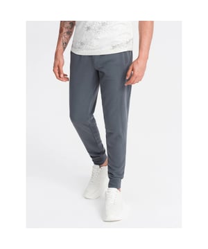 
Heren joggingbroek van het Fashion Italia merk Ombre. De mannen broek is gemaakt van zachte aangename joggingstof. Ook heeft de loungebroek heren een normale pasvorm. Deze joggingbroek heren is ideaal voor fitness en casual gebruik.

 Ombre Basic collectie
heren trainingspak joggingbroek
benen afgewerkt met een bies
decoratieve stiksels aan de zijkanten
twee steekzakken aan de voorkant
achterzak
trekkoord tailleband met geribbelde rand
zachte afwerking aan de binnenkant
subtiele branding - decoratieve oogjes en badge
Materiaal: 100% katoen
Kleur: antraciet donkergrijs
Lengte van het model: 186 cm.
Het model presenteert het product in maat: M

 Artikelnummer: 0174-V11-ANTR Houd je joggingbroek langer mooi!
Was joggingbroek binnenstebuiten op maximaal 30°C met gelijksoortige stoffen of in een waszak. 
Samen wassen met (ruwe) handdoeken of spijkerstof veroorzaakt slijtage en