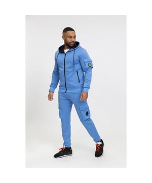 
<p>Heren joggingpak sky blauw van het Mode Italia merk Zayne Milano. Dit Heren Trainingspak blauw Milano Sky Bari is gemaakt van zachte stoffen. Deze Tracksuit is prima te gebruiken voor Fitness, sporten, wandelen of  in huis te gebruiken als huispak of loungewear.<br />
Let op! Dit pak valt klein, neem een maat groter dan je gewend bent!</p>
<p>Merk: Zayne Milano.<br />
Pasvorm: Valt klein.<br />
Materiaal: 95% Polyester, 5% elastan.<br />
Kleur: Donkerblauw<br />
Sportcategorie: Fitness.<br />
Tailleband: Verstelbaar, elastisch.<br />
Sluiting: Met koordsluiting.<br />
Zakken: Met ritssluiting.<br />
Patroon: Effen.<br />
Details: Elastische tailleband.</p>
<div class="">Artikelnummer: ZP688-4</div>