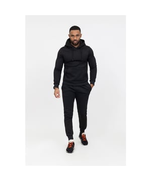 
Heren joggingpak Zwart van het Mode Italia merk Zayne Milano. Het Heren Trainingspak Zwart Maderno is gemaakt van zachte stoffen. Deze Tracksuit is prima te gebruiken voor Fitness, sporten, wandelen of  in huis te gebruiken als huispak of loungewear.
 Let op! Dit pak valt klein, neem een maat groter dan je gewend bent!

 Merk: Zayne Milano.
 Pasvorm: Valt klein.
 Materiaal: 95% Polyester, 5% elastaan.
 Kleur: Zwart
 Sportcategorie: Fitness.
 Tailleband: Verstelbaar, elastisch.
 Sluiting: Met koordsluiting.
 Zakken: Met ritssluiting.
 Patroon: Effen.
 Details: Elastische tailleband.

 Artikelnummer: ZP681-1  Houd je kleding langer mooi!
 Was joggingkleding binnenstebuiten op maximaal 30°C met gelijksoortige stoffen of in een waszak.
 Samen wassen met (ruwe) handdoeken of spijkerstof veroorzaakt slijtage en pluisvorming
 Gebruik een mild wasmiddel en