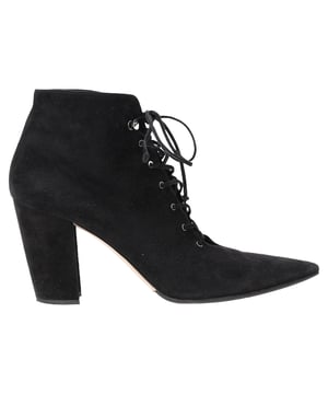 VINTAGE, UVP WIE NEU  
Betreten Sie das Rampenlicht mit den Miu Miu Schnür-Stiefeletten, die aus luxuriösem schwarzen Wildleder gefertigt sind und einen eleganten, gleichzeitig rebellischen Touch verleihen. Mit einem geschnürten Vorderteil, spitzen Zehen und robusten Blockabsätzen vereinen diese Stiefel scharfe Schneiderkunst mit femininer Attitüde. Egal, ob Sie sich schick oder leger kleiden, sie bieten die perfekte Balance zwischen Struktur und Weichheit.  

Miu Miu Schnür-Stiefeletten aus schwarzem Wildleder  
Zustand: Sehr gut  
Abnutzungsspuren: Verpackung inklusive, kleinere Markierungen, leicht gebraucht, aber sehr gut gepflegt. Kleine Marke an den Sohlen & Faltenbildung, leichte Abnutzung an Sohlen und Absätzen.  
Verpackung: Schachtel, Staubbeutel  
Farbe: schwarz  
Material: Wildleder | Wildleder  
Größe: EU | 37,5  
Maße: Absatzhöhe: 85; Innenlängenmaß: 255  
SKU: NAPPUFRSH552662W