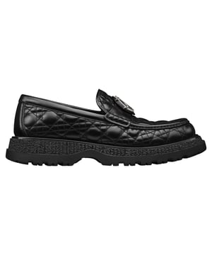 Material: 100 % Leder

Innenmaterial: 100 % Leder
Innensohle: 100 % Leder
Sohle: 100 % Gummi
Runde Spitze
Kumo Cannage Leder
Dior Charm-Schnalle aus Messing
Verschweißte Konstruktion
Hergestellt in Italien
Geschlecht: HERREN
Produktcode: 3LO143ZZP_900
Code: SHO CD 1 LF SS24 09824