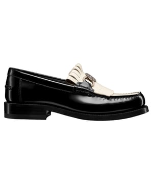 Zusammensetzung: 100% Kalbsleder

Innen: Leder  
Innensohle: Leder  
Sohle: Gummi  
Runde Zehenform  
Markierte Innensohle  
Schlüpfdedesign  
Zubehör mit Silberfinish, mit eingravierter Christian Dior Paris-Unterschrift auf der Vorderseite  
Ledersohle mit Stern, Christian Diors Glückssymbol  
Detail mit Fransen an der Oberseite  
Hergestellt in Italien  
Geschlecht: DAMEN  
Produktcode: KDB962MAX_17X  
Barcode: 3617065889654  
Code: SHO CD 2 LF SS25 13420