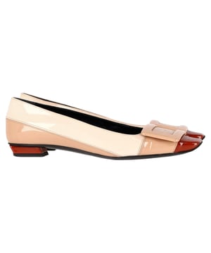 Empfohlener Verkaufspreis
Setzen Sie ein Statement mit den Roger Vivier Belle Vivier Flats mit Schnalle. Diese luxuriöse Interpretation der klassischen flachen Silhouette aus beigefarbenem Lackleder besticht durch einen stilvollen, 2,5 cm hohen, flachen Absatz für einen dezenten Look. Mit der ikonischen RV-Schnalle und dem Lederfutter bieten diese Flats die perfekte Kombination aus Eleganz, Komfort und dem typischen Roger Vivier-Flair.

Mit Staubbeutel

Roger Vivier Belle Vivier Flats mit Schnalle aus beigefarbenem Lackleder
Zustand: Sehr gut
Gebrauchsspuren: Leichte Gebrauchsspuren, wenig getragen, aber sehr gut erhalten. Leichte Gebrauchsspuren an Sohlen und Knicken, leichte Abnutzungsspuren an Sohlen und Absätzen.
Verpackung: Staubbeutel
Farbe: Beige
Material: Lackleder
Größe: EU 34/UK 2/US 4
Maße: Innensohlenlänge: 280
Artikelnummer: NAPPUGBSH387611W