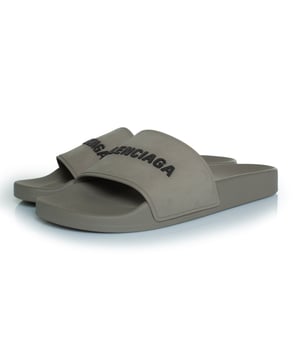 Balenciaga, Pool-Slipper bi.rub.lo in Grau. Der Artikel ist neu im Karton. Wird mit Staubbeuteln geliefert.
ZUSTAND: neu im Karton

GRÖSSE: 39

EINLAGENMASSE: 25 cm

ABSATZMASSE: 1,5 cm PLATTFORM: 1,5 cm

STOFF: Gummi

FARBE: grauMaße: