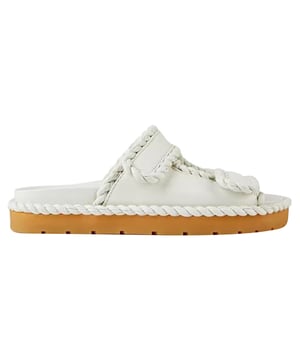 Material: 100 % Lammleder

Innenmaterial: Leder
Innensohle: Leder
Sohle: Gummi
Offene, runde Zehenpartie
Zwei Klettverschlüsse
Tonale Torchon-Paspelierung
Hergestellt in Italien
Geschlecht: DAMEN
Produktcode: 787003 VBSDJ_2916
Code: SHO BV 2 SN SS24 10552