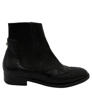 VINTAGE, UVP WIE NEU
Ein mutiger Twist eines Klassikers der Herrenbekleidung, die Balenciaga Perforated Wingtip Chelsea Boots verleihen einer zeitlosen Silhouette eine modische Note. Hergestellt aus edlem schwarzem Leder, zeichnen sich diese Chelsea Boots durch laserperforierte Wingtip-Details, subtile Nietenakzente und eine scharfe, quadratische Zehenform aus. Elastische Seitenpaneele und ein klarer Slip-On-Stil bieten Komfort, ohne an Attitüde einzubüßen.

Balenciaga Perforated Wingtip Chelsea Boots aus schwarzem Leder
Zustand: gut
Gebrauchsspuren: Leicht benutzt, aber sehr gut gepflegt. Kleine Markierungen an den Sohlen & Knickstellen, leichte Abnutzung an Sohlen und Absätzen.
Verpackung: Keine
Farbe: schwarz
Material: Leder | Leder
Größe: EU | 35
Maße: Absatzhöhe: 30 mm; Innensohlenlänge: 240 mm
SKU: TONPUGBSH546065W