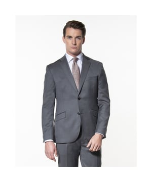 
Dit kostuum is van het merk Recall. Het colbert sluit met twee knopen en heeft twee klepzakken. Aan de binnenkant van het colbert zitten drie binnenzakken en aan de achterzijde zit een dubbele split. De pantalon sluit met een rits-haaksluiting. Aan de voorzijde van de pantalon zitten twee steekzakken en aan de achterzijde twee paspelzakken met knoop. Het kostuum bestaat uit twee delen, een colbert en pantalon. Perfect om te dragen als business outfit! - Over het merk: Recall is een merk dat je wilt herinneren aan mooie, eerste momenten. De spanning en zenuwen bij je eerste date, je eerste sollicitatie of je eerste keer in een kostuum. Deze momenten blijven je lang bij en het merk Recall herinnert je aan die speciale momenten. Recall heeft verschillende pasvormen, wat maakt dat er voor iedere man wel een goedpassende optie bij zit.