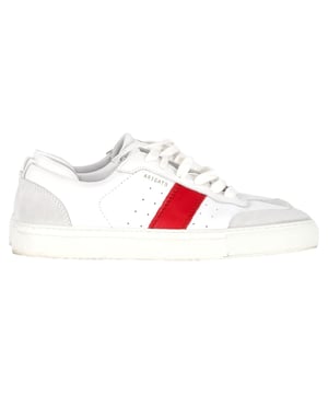 Empfohlener Verkaufspreis
Entdecken Sie minimalistischen Stil mit den Axel Arigato Clean 90 Sneakers aus makellosem weißem Leder. Diese eleganten Sneaker verkörpern die perfekte Mischung aus modernem Design und klassischem Komfort. Das Obermaterial aus glattem Leder strahlt Luxus aus. Die schlichte Silhouette wird durch ein dezentes Branding und eine gepolsterte Innensohle für ganztägigen Tragekomfort abgerundet. Diese vielseitigen Sneaker eignen sich sowohl für lässige Ausflüge als auch für elegante Looks und passen mühelos zu allem, von Jeans bis hin zu maßgeschneiderten Hosen. Peppen Sie Ihre Alltagsgarderobe mit den Axel Arigato Clean 90 Sneakers auf – hier trifft Schlichtheit auf Eleganz bei jedem Schritt.

Axel Arigato Clean 90 Sneakers aus weißem Leder

Zustand: Sehr gut
Gebrauchsspuren: Leichte Gebrauchsspuren, wenig getragen, aber sehr gut erhalten. Leichte Gebrauchsspuren und Knicke an Sohlen und Absatz.
Verpackung: Keine
Farbe: Weiß
Material: Leder
Größe: EU 40/UK 6,5/US 9
Maße: Absatzhöhe: 35; Einlegesohlenlänge: 300
Artikelnummer: TONPUGBSH392618W