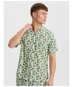 Een van de hardlopers uit de nieuwe collectie van Anerkjendt uit onze Overhemden Sale categorie. Deze kun je niet laten lopen!
Prachtig item uit de collectie van een toppartner van V&D