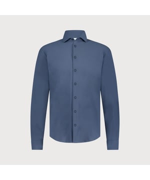 
<p>Blijf altijd voorop lopen met het lounge jersey overhemd van Blue Industry. Dit overhemd biedt de perfecte balans tussen een verzorgde uitstraling en ultiem draagcomfort. De zachte jersey stof voelt soepel aan op de huid en beweegt moeiteloos met je mee - perfect voor zowel werk als weekenden.</p>

<p>Dankzij de moderne, slanke pasvorm en de cleane afwerking is dit overhemd zowel zakelijk als casual te dragen. Combineer het met een chino voor een verfijnde look, of draag het los op een jeans voor een meer ontspannen stijl.<br>
 </p>

<ul>
	<li>Gemaakt van zachte, ademende jersey</li>
	<li>Moderne pasvorm met veel bewegingsvrijheid</li>
	<li>Kreukvrij en strijkvriendelijke eigenschappen. Na het wassen van het overhemd kun je deze simpelweg uithangen.</li>
	<li>Super licht, zeer elastisch, snel drogend en ademend materiaal  </li>
</ul>