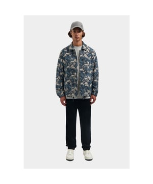 
Dstrezzed Colbert Blauw Sawyer Jacket 151016-AW25/605 met artikelcode151016-AW25/605 .  van het materiaal 55% Polyester / 45% Katoen. Extra specificaties: , , , , kleur Blauw.