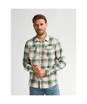 
Dit groene klassieke geruite heren shirt van Petrol is een onmisbaar item voor de herfst en winter. Vervaardigd uit 100% katoen, biedt het een zacht, ademend draagcomfort en een natuurlijke pasvorm.

 Met zijn lange mouwen en herkenbare ruitpatroon straalt dit shirt een stoere, casual look uit. Perfect om los te dragen over een T-shirt of dichtgeknoopt voor een nettere uitstraling een veelzijdig kledingstuk dat moeiteloos in elke garderobe past.