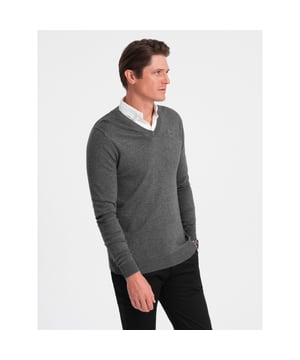 
<p>Heren V-hals sweater met vaste witte overhemd kraag erin. De <a href="https://italian-style.nl/heren/truien-vesten/truien">heren trui</a> met vaste overhemd boord is gefabriceerd van elastische katoen, dit geeft een comfortabel draaggevoel. Deze pullover met V-hals heeft een normale pasvorm. Je kunt de sweater dus gelijk prima over een T-shirt of hemd aankleden. De overhemd kraag zit vast aan de trui en is netjes afgewerkt. Geen last meer dus van een niet goed zittend overhemd onder een trui en toch die nette uitstraling.</p>
<p>Pasvorm: Normal Fit<br />
Materiaal: 80% Katoen, 20% Nylon<br />
Kleur: Grijs<br />
Categorie: All season<br />
Sluiting: Knoop<br />
Patroon: Effen</p>
<p>Hoogte model: 189 cm<br />
Het model presenteert het product in maat: M</p>
<div class="">Artikelnummer: CIVITA-0026-1</div>