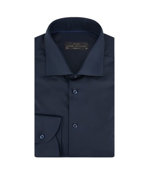 
John Miller Slim Fit Overhemd in donkerblauw is perfect voor een eigentijdse look. Met een klassieke kraag en nette manchetten straalt het eenvoud en stijl uit. Gemaakt van hoogwaardig katoen voor comfort en duurzaamheid. John Miller staat voor vakmanschap en tijdloze elegantie, met oog voor detail en kwaliteit. Dit overhemd weerspiegelt die waarden perfect.