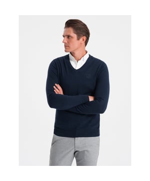 
<p>Heren V-hals sweater met vaste witte overhemd kraag erin. De <a href="https://italian-style.nl/heren/truien-vesten/truien">heren trui</a> met vaste overhemd boord is gefabriceerd van elastische katoen, dit geeft een comfortabel draaggevoel. Deze pullover met V-hals heeft een normale pasvorm. Je kunt de sweater dus gelijk prima over een T-shirt of hemd aankleden. De overhemd kraag zit vast aan de trui en is netjes afgewerkt. Geen last meer dus van een niet goed zittend overhemd onder een trui en toch die nette uitstraling.</p>
<p>Pasvorm: Normal Fit<br />
Materiaal: 80% Katoen, 20% Nylon<br />
Kleur: Donkerblauw<br />
Categorie: All season<br />
Sluiting: Knoop<br />
Patroon: Effen</p>
<p>Hoogte model: 189 cm<br />
Het model presenteert het product in maat: M</p>
<div class="">Artikelnummer: OM-0026-5</div>