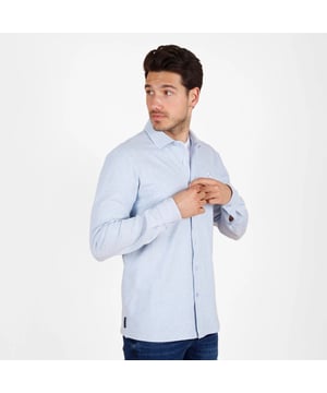 
Klassiek herenoverhemd met lange mouwen. Gemaakt van 97% katoen en 3% elastaan voor ultiem comfort en flexibiliteit. Perfect voor elke gelegenheid..  

 Heren Overhemd Putten – Tijdloos, Comfortabel & Veelzijdig

 Het Q1905 Overhemd Putten straalt klasse en comfort uit. Dankzij de regular fit en de hoogwaardige mix van 97% katoen en 3% elastaan voelt dit overhemd zacht en ademend aan. De toevoeging van elastaan zorgt voor extra flexibiliteit en bewegingsvrijheid, waardoor het overhemd de hele dag comfortabel blijft zitten.

 De subtiele knoopsluiting geeft een verzorgde uitstraling, terwijl het Q-logo op de linkerborst een premium en herkenbare Q1905 touch toevoegt. Dit overhemd is een veelzijdige keuze die perfect te combineren is met zowel een nette pantalon als een casual jeans.

 Waarom kiezen voor het Q1905 Overhemd Putten?

  
 * Comfortabele regular fit voor een tijdloze pasvorm. 
 * Hoogwaardige stofmix van 97% katoen en 3% elastaan voor ademend comfort en stretch. 
 * Subtiele