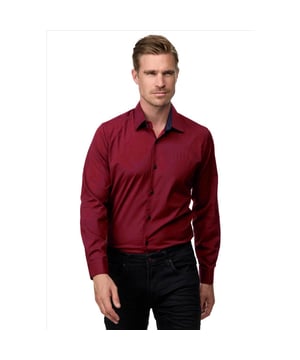 
<p>Bordeaux rood heren overhemd van het merk Rusty Neal. Deze nette slim fit overhemden hebben een zakelijke uitstraling, maar zijn ook zeer geschikt als vrijetijdskleding. Het effen basic <a href="https://italian-style.nl/heren/italiaanse-overhemden/lange-mouw">overhemd voor mannen</a> heeft een slim fit pasvorm. Het overhemd is voorzien van een zwarte binnenboord. Ook is de binnenkant van de manchet zwart van kleur. Tevens zijn de knopen zwart van kleur. Je kunt het overhemd voor mannen goed combineren in je outfit met een chino, pantalon of een jeans.</p>
<p>Materiaal: 60% katoen, 37% Polyester, 3% Elastan<br />
Kleur: Bordeaux rood<br />
Pasvorm: Slim fit</p>
<p><img class="alignnone size-full wp-image-69519" src="https://italian-style.nl/wp-content/uploads/2020/10/maattabel-rusty-neal-r-44-heren-overhemden.jpg" alt="" width="700" height="698" /></p>