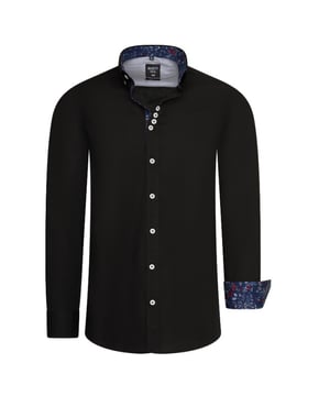 
<p>Zwart effen heren overhemd van het Moda Italia Merk Rusty Neal. Deze Italiaanse overhemden hebben een zakelijke uitstraling, maar zijn ook zeer geschikt als vrijetijdskleding. De blouse voor mannen heeft een gebloemd motief in de kraag ook vind je dit gebloemde patroon in de manchet terug. Tevens zijn de knopen transparant uitgevoerd.</p>
<p>Materiaal: 97% katoen, 3% Lycra<br />Pasvorm: Normal fit</p>
<p>Kleur : Zwart</p>
<p> </p>
<p><!-- wp:paragraph --></p>
<p><!-- /wp:paragraph --></p>