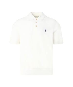 
- Over het Merk: Polo Ralph Lauren is een Amerikaans kledingmerk dat in 1967 werd opgericht door Ralph Lauren. Het merk staat bekend om zijn klassieke en elegante ontwerpen, die zijn geïnspireerd door de Amerikaanse Ivy League-cultuur. De kleding van Polo Ralph Lauren is gemaakt van hoogwaardige materialen, zoals katoen, wol en leer. Het merk biedt een breed scala aan kleding aan, waaronder poloshirts, overhemden, jassen, broeken, shorts en accessoires. De ontwerpen van Polo Ralph Lauren zijn vaak geïnspireerd door de Amerikaanse Ivy League-cultuur. Het merk gebruikt klassieke elementen, zoals poloshirts met een groene en rode streep, button-down overhemden en tweedjassen, om een ​​elegante en tijdloze uitstraling te creëren.
