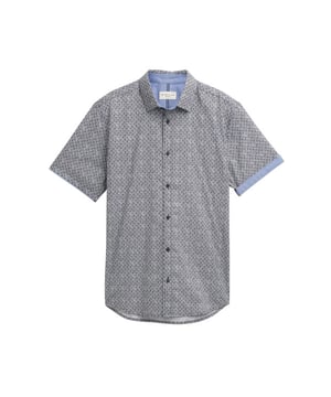 
<p>Heren overhemd met print van Tom Tailor. Dit overhemd heeft korte mouwen en een sportieve kent-kraag.</p>
<ul>
<li>Regular fit</li>
<li>100% Katoen</li>
<li>Kleurnummer: 37925</li>
</ul>