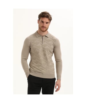 
Deze moderne jacquard polo combineert moeiteloos stijl en comfort. De contrasterende details geven een frisse, eigentijdse uitstraling, terwijl de subtiele felt branding op de borst zorgt voor een luxe touch. Gemaakt van hoogwaardige materialen (70% viscose, 30% polyelit) voor een perfecte pasvorm en langdurig draagplezier. Draag hem met een chino voor een verzorgde look of kies voor jeans en sneakers voor een meer casual uitstraling.