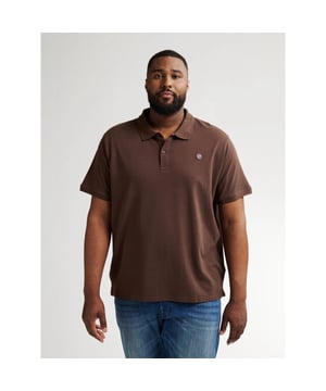 
Deze bruine polo van Petrol Industries is beschikbaar van maat 3XL tot en met 6XL. De polo heeft een effen kleur. De kraag van de polo is afgewerkt met twee knoopjes. Op de linkerborst staat het logo van Petrol Industries afgedrukt. De polo is gemaakt van 100% katoen.