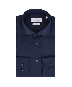 
Profuomo Originale overhemd met slim fit pasvorm. Hierdoor sluit het overhemd mooi aan het lichaam en de mouwen. Door het katoen draagt het overhemd ook erg comfortabel en heeft het ademende eigenschappen. Daarnaast heeft dit overhemd extra lange mouwen. Prachtig te combineren en zowel formeel als smart casual te dragen! - Over het merk: De stijl van Profuomo is een mix van klassiek en modern. Zo ontstaat er een stijlvolle collectie van hoge kwaliteit met aandacht voor het ontwerp- en productieproces!
