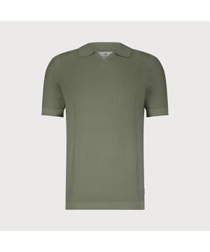 
Deze verfijnde polo is ontworpen met een subtiel gebreid patroon en een klassieke V-hals, wat zorgt voor een stijlvolle en luxe uitstraling. Dankzij de zachte en ademende stof biedt deze polo optimaal draagcomfort, ideaal voor smart casual gelegenheden. 
<ul>
	<li>Gemaakt van een zachte en ademende stof </li>
	<li>Klassieke V-hals voor een elegante look </li>
	<li>Subtiele gebreide details langs de voorzijde </li>
	<li>Perfect te combineren met chino’s, jeans of een colbert </li>
	<li>Geschikt voor zowel zakelijke als casual gelegenheden</li>
</ul>