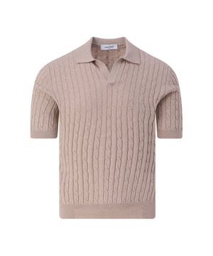 
- Over het Merk: Gran Sasso is een Italiaans kledingmerk dat in 1952 werd opgericht door de familie Di Battista. Het merk staat bekend om zijn hoogwaardige knitwear. De kleding van Gran Sasso is gemaakt van hoogwaardige materialen, zoals wol, kasjmier en cashmere. Het merk biedt een breed scala aan items aan, waaronder truien, vesten, jassen en accessoires. De ontwerpen van Gran Sasso zijn vaak geïnspireerd door de Italiaanse mode. Het merk gebruikt klassieke stijlelementen, zoals nette pasvormen, elegante kleuren en iconische logo's, om een ​​klassieke en tijdloze uitstraling te creëren.