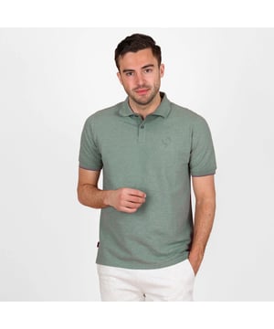 
Stijlvolle heren polo met korte mouwen en een ribkraag met knoopsluiting. Gemaakt van ademend katoenmix met embossed Q-logo en sportieve bies..  

 Heren Polo Toldijk  – Klassiek met een Sportieve Touch

 De Q1905 Toldijk heren polo combineert een tijdloos design met subtiele sportieve details. De ribkraag met knoopsluiting zorgt voor een klassieke uitstraling, terwijl de rood-wit-blauwe bies aan de mouw een dynamische touch toevoegt. Dankzij de combinatie van 72,7% katoen, 25,5% polyester en 2,8% elastaan biedt deze polo ademend comfort, flexibiliteit en een duurzame pasvorm.

  
 * Gemaakt van hoogwaardig piqué breisel voor een luxe uitstraling. 
 * Comfortabele pasvorm met stretch voor optimale bewegingsvrijheid. 
 * Embossed Q-logo op de borst voor een subtiele, premium touch. 
 * Veelzijdig te dragen: casual, sportief of met een nette twist.  Beschikbare kleuren: Lichtgroen Melange, Marineblauw (https://www.q1905.com/nl/heren-polo-toldijk-marineblauw.html), Donkerblauw