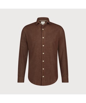 
Het uni katoenen overhemd is een veelzijdig kledingstuk dat elke man in zijn garderobe nodig heeft. Met zijn regular fit biedt het de perfecte balans tussen comfort en stijl, geschikt voor zowel zakelijke als casual gelegenheden.<br>
Gemaakt van 100% katoen, staat dit overhemd garant voor ultiem draagcomfort en ademend vermogen.<br>
De hoogwaardige kwaliteit zorgt ervoor dat het shirt lang meegaat en zijn vorm behoudt, zelfs na veelvuldig wassen. Of u nu naar kantoor gaat of een avondje uit bent, dit tijdloze overhemd is de ideale keuze voor de moderne man.<br>
 
<ul>
	<li> Regular fit voor optimaal comfort</li>
	<li>100% katoen voor ademend vermogen</li>
	<li>Geschikt voor zowel zakelijke als casual outfits</li>
</ul>